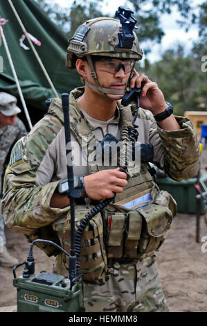 Ein Joint Terminal Attack Controller der Australian Army verwendet ...