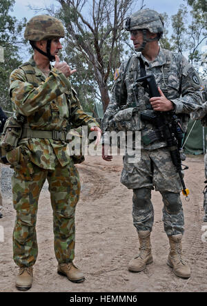 Australische Armee Generalmajor Stuart Smith, Kommandierender general der 1. Division/Deployable Joint Force Headquarters und US Army Col Matthew McFarlane, Kommandeurkreuz der 4th Infantry Brigade Combat Team, 25. Infanterie-Division, treffen, um eine Schlacht-Update während der Übung Talisman Saber 2013 bei der Shoalwater Bay Training Area, Queensland, Australien, 23. Juli 2013 durchzuführen. Talisman Saber ist eine kombinierte Biennale Übung zwischen der USA und Australiens Streitkräfte entworfen, um beide Nationen Fähigkeit zur Reaktion auf regionalen Eventualitäten zu verbessern.  (US Armee-Foto von Personal-Sergeant Jeffrey Smith/freigegeben) UNS Stockfoto