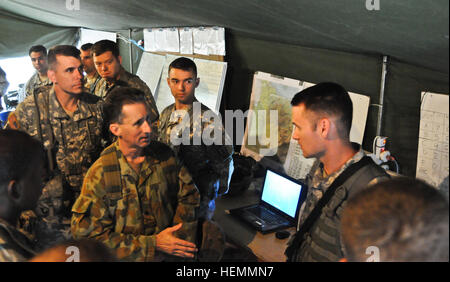 Australische Armee Generalmajor Stuart Smith, Kommandierender general der 1. Division/Deployable Joint Force Headquarters wird begrüßt von den Führern der Task Force Spartan, 4th Infantry Brigade Combat Team (Airborne), 25. Infanterie-Division, bei der Brigade'' Schlachtfeld Hauptsitze im Bereich Shoalwater Bay Training in Queensland, Australien. Talisman Saber verbindet Mitarbeiter in Krise Maßnahmenplanung für Einsätze in und für humanitäre Einsätze.  (US Armee-Foto von Personal-Sergeant Jeffrey Smith/freigegeben) 4-25 in Shoalwater Bay 132207-A-XX999-007 Stockfoto