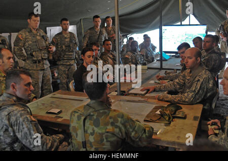 Leiter der Task Force Spartan, 4th Infantry Brigade Combat Team (Airborne), 25. Infanterie-Division, bieten ein Operationen und Intelligenz kurze australische Armee Generalmajor Stuart Smith, Kommandierender general der 1. Division/Deployable gemeinsamen Kraft zentrale, im Schlachtfeld Hauptquartier der Brigade im Bereich Shoalwater Bay Training in Queensland, Australien. Talisman Saber ist eine zweijährige Ausbildung-Ereignis, das die USA bietet und australischen Truppen Gelegenheit, gemeinsam zu trainieren, bei der Planung und Ausführung über Land, Luft und Meer. (US Armee-Foto von Personal-Sergeant Jeffrey Smith/freigegeben) 4: 2 Stockfoto