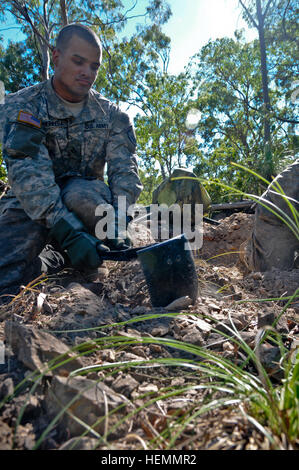 US-Armee Pfc. Juan Herrera, mit Alpha Company, 1. Bataillon, 501. Infanterie-Regiment 4th Infantry Brigade Combat Team (Airborne), 25. Infanterie-Division, baut eine M240 Maschinengewehr Grube während Betrieb Talisman Saber 2013 bei Shoalwater Bay Trainingsbereich, Queensland, Australien, 24. Juli 2013. Talisman Saber ist eine kombinierte Biennale Übung zwischen der USA und Australiens Streitkräfte entworfen, um beide Nationen Fähigkeit zur Reaktion auf regionalen Eventualitäten zu verbessern.  (US Armee-Foto von Sgt. James-Eric Estrada/freigegeben) Spartan Fallschirmjäger am Talisman Saber 2013 130723-A-ZD229-376 Stockfoto