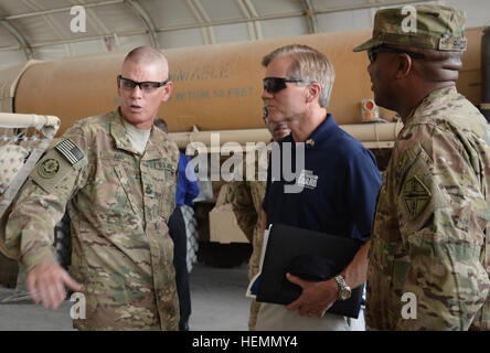 U.S. Army Sergeant First Class Albert King zeigt Virginia Gouverneur Robert F. McDonnell Wartungsbereich ist er verantwortlich für Kandahar Airfield in der Provinz Kandahar, Afghanistan, 25. Juli 2013.  (US Armee-Foto von Spc. Rochelle Krueger/freigegeben) Gouverneur besucht Virginia Gardisten in Afghanistan 130725-A-KX461-112 Stockfoto