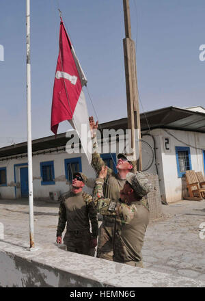 Staff Sergeant Daniel Agriesti, gebürtig aus Venedig, Florida, Spc. Joshua Twiggs, ein Eingeborener von Blue Ridge, Ga., und Spc. Eine Le Duc, gebürtig aus Orange County, Kalifornien, senken Sie ihre Geschwader Farben am Lager Nathan Smith, Provinz Kandahar, Afghanistan, Juli 31.  Die Soldaten, alle von Headquarters und Headquarters Troop, 6. Staffel, 1. Kavallerie-Regiment, 1st Brigade Combat Team, 1. US-Panzerdivision, beteiligte sich an einer Zeremonie unter Angabe des Übergangs des ZNS von US-Truppen zur afghanischen nationalen Sicherheitskräfte. Bereite erste Übertragungen große Stadt Kandahar Basis zu afghanischen Uniform Polizei 130731-A-IX573-059 Stockfoto