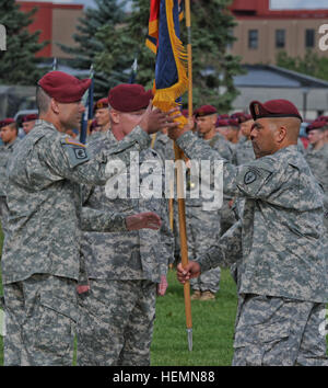 US Armee Command Sergeant Major Ildefonso E. Barraza übergibt die Brigade Farben an US Armee Oberst Matthew McFarlane, Kommandeur der 4. Infantry Brigade Combat Team (Airborne), 25. Infanterie-Division, eine Änderung der Verantwortung Zeremonie 2. August 2013, auf gemeinsame Basis Elmendorf-Richardson, Alaska. Barraza wird seine Aufgaben als der Befehl Sergeant-Major für 725. Brigade Support Battalion fortgesetzt. (Foto: U.S. Army Staff Sgt Jeffery Smith /Released) Spartan Brigade begrüßt das neue Spartan 7 130802-A-ZX807-616 Stockfoto