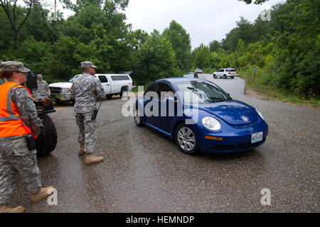 SPC. Mikenna Wick (links) und Sgt. 1. Klasse Robert Lee (rechts) direkte Fahrzeuge von einer Flut zone in Waynesville, Mo., 8. August 2013. Der Missouri National Guard bemannt vier Verkehr Steuerpunkte, um Autofahrer vom geschlossenen Straßen und Brücken zur Unterstützung der Flut Hilfsmaßnahmen zu lenken. (Foto von CPL. Brittany Crocker Missouri National Guard) Missouri Gardisten unterstützen Gemeinden mit Flut Antwort 130808-A-BC123-003 Stockfoto