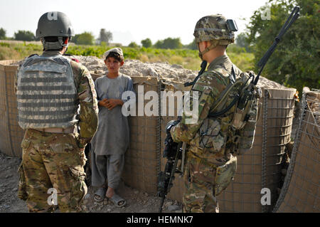 US Army 1st Lt. Jeremy Kinder (rechts), ein Zugführer mit Truppe B (Bull-Truppe), 1. Staffel, kombiniert Task Force Dragoner und Dolmetscher sprechen mit lokalen afghanischen Kindern 12. August 2013 um Forward Operating Base Zangabad, Afghanistan. Kinder und seinem Zug die Basis gesichert und sprach mit den Mitgliedern der örtlichen Gemeinschaft während einer Fuß-Patrouille. (US Armee-Foto von Joshua Edwards Spc.) Beziehungen zur Gemeinde 130812-A-ZR192-028 Stockfoto