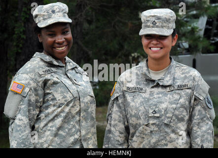 SPC. Parisia M. Hughes, Human ressources Spezialisten des Befehls 444th Human Resources, Pittsburgh und Pfc. Mesha M. Doxtator Power Generation Geräte Werkstatt aus dem 395th Verordnung Bataillon, Appleton, Wisconsin, USA, sind beide Soldaten Betrieb Sustainment Krieger, gemeinsame Basis McGuire-Dix-Lakehurst, New Jersey, 12. August 2013 beteiligt. OSW ist eine Fortbildungsveranstaltung, veranstaltet von der 77. Sustainment Brigade, um den Teilnehmern ein realistisches Kampftraining-Erlebnis. (US Army Foto von Spc. Thomas X. inspirirend/freigegeben) OSW Schlacht Kumpels 130812-A-RU074-145 Stockfoto