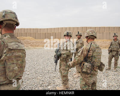 Sgt. 1. Klasse Joshua Richards und Sgt. Charles Hyatt bieten Unterricht an Soldaten im Apache-Truppe, 6. Staffel, 4. Kavallerie-Regiment, 3rd Platoon, kombiniert Task Force Duke in Short-Range Treffsicherheit im Rahmen einer Team-basierte Geschicklichkeitswettbewerb 12. August 2013, bei nach vorne Operating Base Kunduz, Kundus, Afghanistan. Die 6. Staffel, 4. Kavallerie-Regiment, 3rd Brigade Combat Team, 1st Infantry Division von Fort Knox, Kentucky, Operation Enduring Freedom. (US Armee-Foto von 1st Lt. Philip Back) Sgt. 1st Class Richards und Sgt. Hyatt anweisen, Soldaten in 3rd Platoon, Apache T Stockfoto