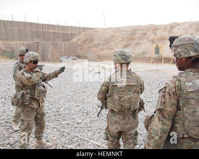 US Armee Sgt. 1. Klasse Joshua Richards, 3rd Platoon, Alpha-Truppe, 6. Staffel, 4. Kavallerie-Regiment, kombiniert Task Force Delta zugeordnet beauftragt Soldaten auf den Grundlagen der Treffsicherheit bei einem teambasierten Geschicklichkeitswettbewerb auf Forward Operating Base Kunduz, in Kundus, Afghanistan, 12. August 2013.  (US Army Foto von 1st Lt. Philip Rücken/freigegeben) Sgt. 1st Class Richards weist Soldaten aus seinem Zug bei Kurzstrecken Treffsicherheit trainieren 130812-A-CR409-125 Stockfoto