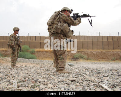 US Armee Sgt. 1. Klasse Joshua Richards, 3rd Platoon, Alpha-Truppe, 6. Squadron, 4. Kavallerie-Regiment, kombiniert Task Force Delta Uhren Soldaten üben vor der Teilnahme an Kurzstrecken Treffsicherheit während eines Team-basierte Geschicklichkeitswettbewerb auf Forward Operating Base Kunduz, in Kundus, Afghanistan, 12. August 2013.  (US Army Foto von 1st Lt. Philip Rücken/freigegeben) Sgt. 1st Class Richards beobachtet seine Soldaten üben sie das Short-Range Treffsicherheit 130812-A-CR409-736 Stockfoto