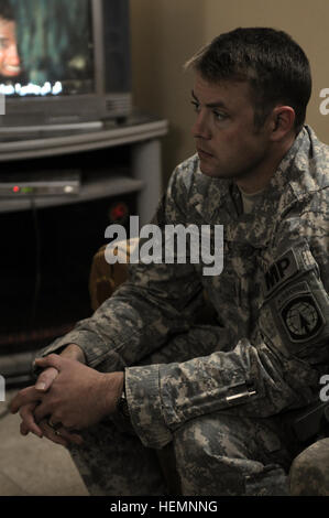 US Army Staff Sgt Robert Carrington Luling, Texas, USA, zugewiesene 561 Military Police Company, 607th MP-Bataillon, 8. MP-Brigade, 25. Infanterie-Division, Gespräche mit irakischen Polizisten in Siniyah Bezirk Hauptsitze in Siniyah, Irak, am 14. Dezember 2008. Nachtpatrouille im Siniyah 140350 Stockfoto