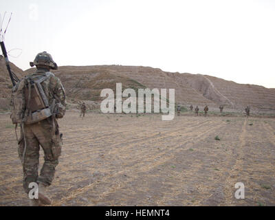 US-Soldaten zugewiesen Alpha Abschnitt, 3rd Platoon, Alpha-Truppe, 6. Staffel, 4. Kavallerie-Regiment, kombiniert Task Force Delta, überqueren ein Feld während eines frühen Morgens Patrouille außerhalb der Forward Operating Base Kunduz, in Kundus, Afghanistan, 15. August 2013 aufgehoben.  (US Army Foto von 1st Lt. Philip Rücken/freigegeben) Alpha Abschnitt, 3rd Platoon, Apache Truppe, 6-4 CAV, kreuzt ein Feld, während ein Maschinengewehr-Team sorgt für Overwatch aus einem Bergrücken 130815-A-CR409-732 Stockfoto