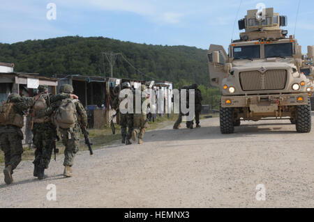 US-Marines der 3. Air Naval Gunfire Liaison Company und georgischen Soldaten der Armee von Charlie Kompanie, Batumi Georgien Licht Infanteriebataillon Transport verwundet fiktiv Soldaten an einem Ort, wo sie medizinische Behandlung während einer Mission Probe Übung (MRE) am gemeinsamen multinationalen Readiness Center (JMRC) in Hohenfels, Deutschland, 15. August 2013 erhalten. Batumi und 31. georgischen Licht Infanterie-Bataillone führen ein MRE um zu trainieren und auf die Bataillone Fähigkeit zur Durchführung von Kampf und Aufstandsbekämpfung ausgewertet werden und integrieren Sie in ein Marinekorps Regiments comba Stockfoto