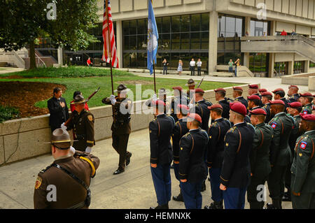 Mitglieder des 2nd Battalion, 325. Airborne Infanterie-Regiment, 2nd Brigade Combat Team, 82nd Airborne Division, "Weißen Falken," besuchte die David E. Hickman Plaza benennen und Einweihungsfeier in Greensboro, en, Aug. 16. SPC. David Hickman, eine White Falcon Fallschirmjäger und Greensboro stammt, war der letzte Soldat im Irak-Krieg, 14. November 2011, in Bagdad getötet. Die Westseite des Guilford County Regierungs-Plaza wurde zu Ehren seines Gedächtnisses benannt. Weißen Falken besuchen Weihezeremonie gefallenen Kameraden 130816-A-DP764-044 Stockfoto