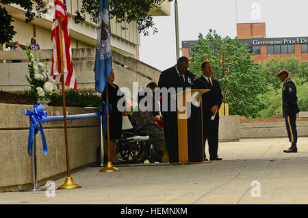 Mitglieder des 2nd Battalion, 325. Airborne Infanterie-Regiment, 2nd Brigade Combat Team, 82nd Airborne Division, "Weißen Falken," besuchte die David E. Hickman Plaza benennen und Einweihungsfeier in Greensboro, en, Aug. 16. SPC. David Hickman, eine White Falcon Fallschirmjäger und Greensboro stammt, war der letzte Soldat im Irak-Krieg, 14. November 2011, in Bagdad getötet. Die Westseite des Guilford County Regierungs-Plaza wurde zu Ehren seines Gedächtnisses benannt. Weißen Falken besuchen Weihezeremonie gefallenen Kameraden 130816-A-DP764-060 Stockfoto