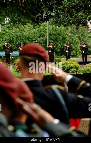 Mitglieder des 2nd Battalion, 325. Airborne Infanterie-Regiment, 2nd Brigade Combat Team, 82nd Airborne Division, "Weißen Falken," besuchte die David E. Hickman Plaza benennen und Einweihungsfeier in Greensboro, en, Aug. 16. SPC. David Hickman, eine White Falcon Fallschirmjäger und Greensboro stammt, war der letzte Soldat im Irak-Krieg, 14. November 2011, in Bagdad getötet. Die Westseite des Guilford County Regierungs-Plaza wurde zu Ehren seines Gedächtnisses benannt. Weißen Falken besuchen Weihezeremonie gefallenen Kameraden 130816-A-DP764-130 Stockfoto