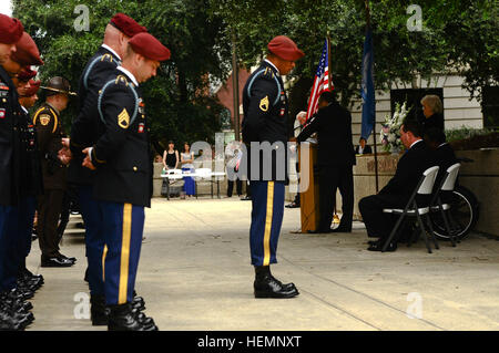 Mitglieder des 2nd Battalion, 325. Airborne Infanterie-Regiment, 2nd Brigade Combat Team, 82nd Airborne Division, "Weißen Falken," besuchte die David E. Hickman Plaza benennen und Einweihungsfeier in Greensboro, en, Aug. 16. SPC. David Hickman, eine White Falcon Fallschirmjäger und Greensboro stammt, war der letzte Soldat im Irak-Krieg, 14. November 2011, in Bagdad getötet. Die Westseite des Guilford County Regierungs-Plaza wurde zu Ehren seines Gedächtnisses benannt. Weißen Falken besuchen Weihezeremonie gefallenen Kameraden 130816-A-DP764-165 Stockfoto