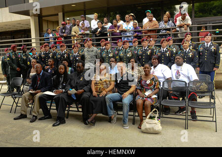 Mitglieder des 2nd Battalion, 325. Airborne Infanterie-Regiment, 2nd Brigade Combat Team, 82nd Airborne Division, "Weißen Falken," besuchte die David E. Hickman Plaza benennen und Einweihungsfeier in Greensboro, en, Aug. 16. SPC. David Hickman, eine White Falcon Fallschirmjäger und Greensboro stammt, war der letzte Soldat im Irak-Krieg, 14. November 2011, in Bagdad getötet. Die Westseite des Guilford County Regierungs-Plaza wurde zu Ehren seines Gedächtnisses benannt. Weißen Falken besuchen Weihezeremonie gefallenen Kameraden 130816-A-DP764-234 Stockfoto