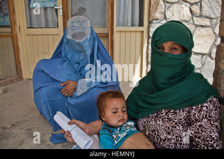 Afghanische Frauen sitzen und warten auf ein medizinisches Seminar beginnen an der Gemeinschaft-Klinik in Deh Yak Bezirk, Provinz Ghazni, Afghanistan, 19. August 2013. Fünfzig Männer und Frauen aus Deh Yak Bezirk und Umgebung besucht das dreitägige medizinische Seminar, das Themen wie Hygiene, Notfall Geburt Techniken und Ernährung.  (US Armee-Foto von Spc. Jessica Reyna DeBooy/freigegeben) Enduring Freedom 130818-A-SL739-008 Stockfoto