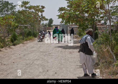 Afghanischen Männer und Frauen zu Fuß nach Hause nach der Teilnahme an einem medizinischen Seminar in einer Gemeinschaft-Klinik im Bezirk Deh Yak, Provinz Ghazni, Afghanistan, 19. August 2013. Fünfzig Männer und Frauen aus Deh Yak Bezirk und Umgebung besucht das dreitägige medizinische Seminar, das Themen wie erste Hilfe, Hygiene, Notfall Geburt Techniken und Ernährung.  (US Armee-Foto von Spc. Jessica Reyna DeBooy/freigegeben) Enduring Freedom 130818-A-SL739-032 Stockfoto