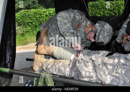 US-Armee Pfc. Joseph Johnson, links, wickelt eine Verletzung während einer simulierten Unfall medizinischen Behandlung gewähren, während der Task Force Wilson-Übung auf Camp Casey, Provinz Gyeonggi-do, Südkorea, 20. August 2013. Sanitäter zugewiesen der 210. Fires Brigade ständig entwickelt und betreut ihre Kampfbereitschaft, die Brigade Mission zu unterstützen. Johnson, wurde ein Gesundheits-Spezialisten Hauptsitz und zentrale Batterie, 6. zugewiesen Bataillon, 37. Feldartillerie-Regiment, 210. Fires Brigade, 2nd Infantry Division. (Foto: U.S. Army Cpl. Han-Byeol Kim/freigegeben) Task Force Wils Stockfoto