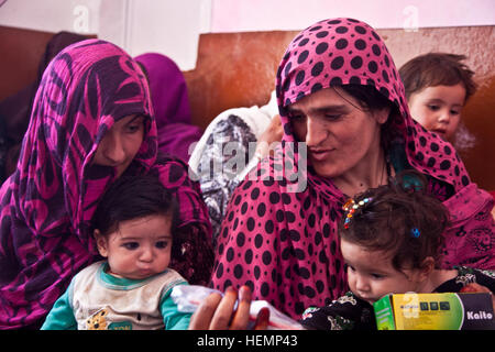 Afghanische Frauen und Kinder schauen über Hygieneprodukte, die während eines medizinischen Seminar im Bezirk Deh Yak ausgehändigt wurden Provinz Ghazni, Afghanistan, 19. August 2013. Männer, Frauen und Kinder aus Pajak Dorf und Umgebung besuchte das Seminar, das Themen wie erste Hilfe, Hygiene, Notfall Geburt Techniken und Ernährung. (US Armee-Foto von Spc. Jessica Reyna DeBooy/freigegeben) Afghanische Frauen und Kinder schauen über Hygieneprodukte, die während eines medizinischen Seminar im Bezirk Deh Yak ausgehändigt wurden Provinz Ghazni, Afghanistan, 19. August 2013 130819-A-SL739-059 Stockfoto