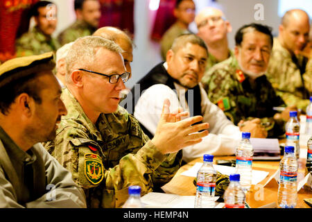 (L-R) Herr Sher Padsha stellvertretender Landeshauptmann Uruzgan, großen Genenal Paul J. LaCamera, Kommandierender General 4. Infanterie-Division, Commander Regional Command (Süden) und Provincial Kommandant nationale Direktion für Sicherheit, Khan Mohammad Khan, während der Basis Schließung Ausschusssitzung an Multi nationale Basis - Tarin Kot vom 21. August. Besuch der Kommission Basis Schließung bis Uruzgan 130821-A-MD709-140 Stockfoto