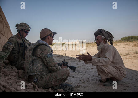 US-Armee 1. Lt Steven Thompson mit 4th Infantry Brigade Combat Team, 3. Infanterie-Division, 6. Staffel, 8. Kavallerie-Regiment (6-8 Cav) Alpha-Truppe, 1. Zug spricht mit lokalen afghanischen nationalen Arbeitskraft über die jüngsten improvisierten Sprengsatz in der Nähe von Panagazeen Dorf, Afghanistan, 23. August 2013. US-Soldaten mit 1. Zug patrouilliert das Gebiet um die lokale Bevölkerung zu engagieren und Zähler indirektes Feuer führen. (US Armee-Foto von Spc. Bernstein Stephens/freigegeben) Logar Patrouille 130823-A-YX345-164 Stockfoto