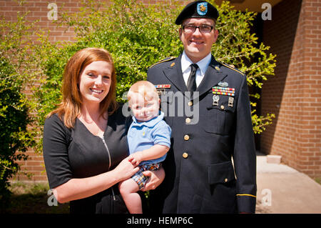 Staff Sgt Patrick Zeigler, seine Frau Jennifer, und ihr Sohn Liam, genießen Sie einen Moment in der Sonne zusammen draußen Fort Hood Survivor Outreach Services Gebäude während des Wartens auf das Urteil in dem Kriegsgericht der Major Nidal Hasan, der beschuldigt wurde, für die Durchführung der 5. November 2009 schießen randalieren, die 13 und Verwundeten 32, 26. August 2009 getötet.  Zeigler wurde gelöscht bekommen, um die Officer Candidate School zu besuchen, wenn er viermal den Vorfall erschossen wurde. Hasan wurde für schuldig befunden weniger als eine Stunde, nachdem dieses Foto aufgenommen wurde, und zwei Tage später wurde er zum Tode verurteilt. (US Armee-Foto von Sgt Ken Sca Stockfoto