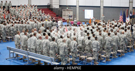 Die 9th Army Band spielt die Nationalhymne in Fort Wainwright, Alaska, während des Women’s Equality Day, das vom 1. Stryker Brigade Combat Team, 25. Infanteriedivision, am 23. August 2013 veranstaltet wird. Stockfoto