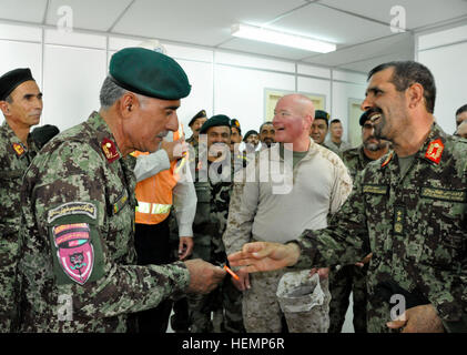 Afghan National Army Generalmajor Sayed Malook, (ganz rechts) Kommandeur des 215. Korps, übergibt einen Schlüssel der neu abgeschlossen afghanischen nationalen Armee Mobile Strike Force Anlage am Camp Shorabak, der Kommandant der Mobile Strike Force. Auch fotografiert ist US Marine Korps Generalmajor W. Lee Miller, (Mitte) regionale Befehl Südwesten Kommandant. Die US-Armee-Korps der Ingenieure transatlantischen Bezirk überwachte Bau des Projekts. USACE Projekt ist neu nach Hause für afghanische Krieger 130824-A-VE987-592 Stockfoto