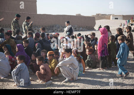 Afghan National Army Soldaten sammeln die Kinder bei ihrer Vorbereitung auf freien Stifte in der Provinz Logar, Afghanistan, 26. August 2013 geben. Die Stifte sind beliebt bei den Kindern, die sie in der Schule benutzen. (Foto: U.S. Army Spc. Amber Stephens / veröffentlicht) Medizinischen Outreach-Programm in der Provinz Logar 130826-A-YX345-240 Stockfoto