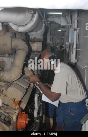 Sgt. Arthur Sims, ein Brooklyn, N.Y Native und ein Wasserfahrzeug-Ingenieur mit der Armee Watercraft Gesellschaft (provisorisch), 371. Sustainment Brigade prüft Geräte im Maschinenraum der United States Army Wasserfahrzeug Schiff, Churubusco, Landing Craft Utility 2013 auf See am 27. August 2013.  Die Crew der LCU-2013 ist zur Unterstützung der Operation Enduring Freedom im Marinestützpunkt Kuwait, Kuwait im Einsatz. Ein Blick unter Deck Armee Wasserfahrzeug Ingenieure ihre Erfahrungen 130827-A-HY046-440 Stockfoto