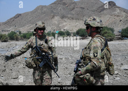 Captain Mike Skuski, Kommandant der A Company, 4th Brigade spezielle Truppen Battalion, 4th Brigade Combat Team, 101st Airborne Division (Air Assault), zeigt Oberstleutnant Larry Dillard neu umgeleitete Wasserstraße durch Truppen von A Company und 617th Ingenieur-Unternehmen, 864th Engineer Battalion, 555. Engineer Brigade auf gemacht Reparaturen an der Khowst-Gardez Straße in Khowst Provinz, Afghanistan, 28. August. Die neue Wasserstraße leitet Wasser Weg von einem Abschnitt der Straße, die Reparaturen benötigt werden, nachdem schwere Regenfälle beschädigt es wiederum eine Auswaschung mehrere Wochen früher. (US Armee-Foto von Sgt. Joshua B. Dwyer, 4. Brigade Kamm Stockfoto