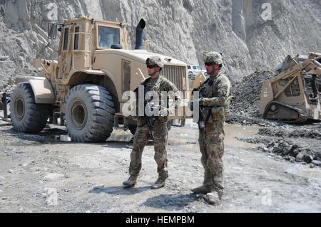 Captain Mike Schusky, Kommandant der A Company, 4th Brigade spezielle Truppen Battalion, 4th Brigade Combat Team, 101st Airborne Division (Air Assault) zeigt Oberstleutnant Larry Dillard den Fortschritt, von den Truppen von A Company und 617th Engineer Company, 864th Engineer Battalion 555. Engineer Brigade auf Reparaturen an der Khowst-Gardez Straße in Khowst Provinz, Afghanistan, 28. August. Die Straße benötigt Reparaturen nach starke Regenfällen beschädigt es wiederum eine Auswaschung mehrere Wochen früher. (Foto: US-Armee Sgt. Joshua B. Dwyer, 4. Brigade Combat Team Public Affairs) Ingenieure-Reparatur-Straße 130828-A-RN538-009 Stockfoto