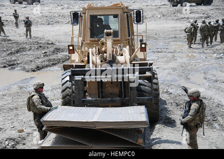 Ingenieure aus 617th Ingenieur-Unternehmen, 864th Engineer Battalion, 555. Ingenieur-Brigade, befestigt an der 4th Brigade Combat Team, 101st Airborne Division (Air Assault), führen Straßenreparatur Khowst-Gardez unterwegs in Khowst Provinz, Afghanistan, 28. August. Die Soldaten sind einen Teil der Straße, die durch starke Regenfälle einige Wochen früher, während Soldaten von Unternehmen A ausgewaschen wurde repariert, 4. Brigade spezielle Truppen Bataillon sorgen für Sicherheit in der Ferne. (Foto: US-Armee Sgt. Joshua B. Dwyer, 4. Brigade Combat Team Public Affairs) Ingenieure-Reparatur-Straße 130828-A-RN538-018 Stockfoto