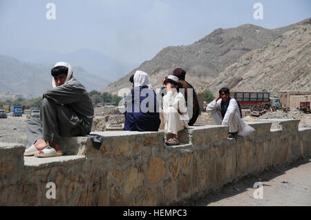 Eine Gruppe von jungen Afghanen sitzen auf einer Brücke beobachten, wie Soldaten aus der 617th Ingenieur-Unternehmen, 864th Engineer Battalion, 555. Ingenieur-Brigade und A Company, 4th Brigade spezielle Truppen Battalion, 4th Brigade Combat Team, 101st Airborne Division (Air Assault), Reparaturen zu einem Abschnitt der Khowst-Gardez-Straße, die durch starke Regenfälle einige Wochen früher in Khowst Provinz ausgewaschen wurde , Afghanistan, 28. August. (Foto: US-Armee Sgt. Joshua B. Dwyer, 4. Brigade Combat Team Public Affairs) Ingenieure-Reparatur-Straße 130828-A-RN538-020 Stockfoto