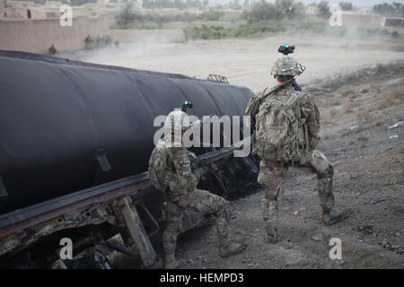 US-Soldaten mit Unternehmen B, 1. Bataillon, 5. Kavallerie-Regiment, 2nd Brigade Combat Team, 1. Kavallerie-Division, direktem Feuer während einer abgesessene Patrouille im Salar, Provinz Wardak, Afghanistan, 30. August 2013 zu reagieren.  Die Einheit war die Durchführung Operationen entlang Highway One, das ist eines der wichtigsten Handelswege in Afghanistan und richtet sich von Extremisten und kriminellen als Mittel stören die Bevölkerung und das Geld zur Finanzierung terroristischer Aktivitäten.  (Foto: U.S. Army Spc. Alexander Naylor / veröffentlicht) Bravo 1-5 Unternehmensabläufe entlang Highway One 130830-A-KP730-258 Stockfoto