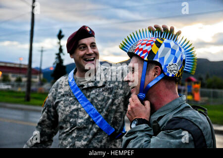 US Armee Generalmajor Dale Papka mit Stabskompanie, 4th Infantry Brigade Combat Team (Airborne), 25. Infanterie-Division, checkt die Kopfbedeckung der spartanischen Fallschirmjäger nachdem er überquerte die Ziellinie nach Abschluss ein 17-Mile-Rennen zu Sparta Woche hier auf gemeinsame Basis Elmendorf-Richardson, Alaska, 3. September 2013 beginnen. Sparta-Woche ist eine einwöchige Veranstaltung von Aktivitäten wie Softball und beste Jump Master Wettbewerb und einer Familie Spaß Tag und Grill am Donnerstag dieser Woche an Buckner Physical Fitness Center. (Department of Defense Foto von US Armee Sgt. Eric James Estrada) Sparta Woche 2013 130903 Stockfoto