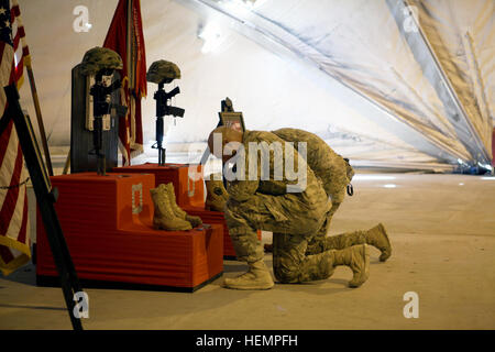 US-Soldaten mit 40. Mobilität Augmentation Unternehmens, 8. Engineer Battalion, 555. Engineer Brigade zollen Tribut zwei eigenen gefallenen Soldaten auf Forward Operating Base Ghazni, Afghanistan, Sep 04, 2013. Mehr als hundert Freunde und Kameraden aus ganz Afghanistan kam zu FOB Ghazni, ihren Respekt während der Gedenkfeier zu zahlen. (US Army Foto von Spc. Ryan D. Grün/freigegeben) Task Force Trojanisches Pferd Gedenkfeier 130904-A-YW808-045 Stockfoto