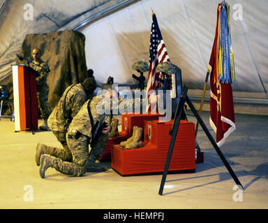 US-Soldaten mit 40. Mobilität Augmentation Unternehmens, 8. Engineer Battalion, 555. Engineer Brigade zollen Tribut zwei eigenen gefallenen Soldaten auf Forward Operating Base Ghazni, Afghanistan, Sep 04, 2013. Mehr als hundert Freunde und Kameraden aus ganz Afghanistan kam zu FOB Ghazni, ihren Respekt während der Gedenkfeier zu zahlen. (US Army Foto von Spc. Ryan D. Grün/freigegeben) Task Force Trojanisches Pferd Gedenkfeier 130904-A-YW808-046 Stockfoto