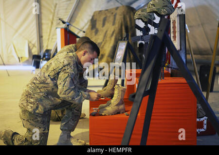 US-Soldaten mit 40. Mobilität Augmentation Unternehmens, 8. Engineer Battalion, 555. Engineer Brigade zollen Tribut zwei eigenen gefallenen Soldaten auf Forward Operating Base Ghazni, Afghanistan, Sep 04, 2013. Mehr als hundert Freunde und Kameraden aus ganz Afghanistan kam zu FOB Ghazni, ihren Respekt während der Gedenkfeier zu zahlen. (US Army Foto von Spc. Ryan D. Grün/freigegeben) Task Force Trojanisches Pferd Gedenkfeier 130904-A-YW808-052 Stockfoto