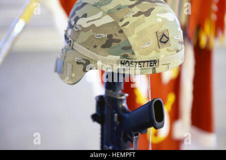 US-Soldaten mit 40. Mobilität Augmentation Unternehmens, 8. Engineer Battalion, 555. Engineer Brigade zollen Tribut zwei eigenen gefallenen Soldaten auf Forward Operating Base Ghazni, Afghanistan, Sep 04, 2013. Mehr als hundert Freunde und Kameraden aus ganz Afghanistan kam zu FOB Ghazni, ihren Respekt während der Gedenkfeier zu zahlen. (US Army Foto von Spc. Ryan D. Grün/freigegeben) Task Force Trojanisches Pferd Gedenkfeier 130904-A-YW808-074 Stockfoto