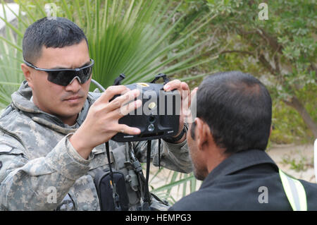 Ein US-Army-Spezialist meldet am 20. Dezember ein Sons of Iraq-Mitglied in einer Datenbank in Butoma, Irak, an. Das 2. Bataillon, 27. Infanterieregiment, 3. Brigade Combat Team, 25. Infanteriedivision führt lokale Einsätze und Koordinationsaktivitäten durch. Stockfoto