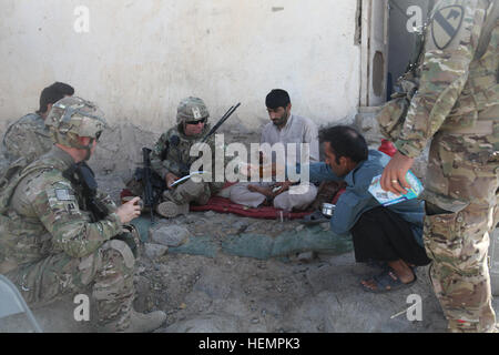 US-Soldaten mit Batterie B, 3. Bataillon, 82. Feldartillerie-Regiment, 2nd Brigade Combat Team, 1. Kavallerie-Division, führen eine Führungsmitglied Engagement mit afghanischen nationalen Polizei (ANP) in Bagram, Parwan Provinz, Afghanistan, 7. September 2013.  ANP sind eines der wichtigen Elemente der afghanischen nationalen Sicherheitskräfte, die Verantwortung für die Sicherheit in ganz Afghanistan übernommen haben. (Foto: U.S. Army Spc. Alexander Naylor / veröffentlicht) Batterie-B, 3-82 FA und die afghanische Polizei führen Kontrolle Einstiegspunkte 130907-A-KP730-029 Stockfoto