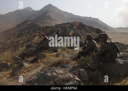 US-Soldaten mit Batterie B, 1. Kavallerie-Division, 3. Bataillon, 82. Feldartillerie-Regiment, 2nd Brigade Combat Team ziehen Sicherheit während eines Gefechts Führungskraft mit afghanischen nationalen Polizei (ANP) in Bagram, Parwan Provinz, Afghanistan, 7. September 2013.  ANP sind eines der wichtigen Elemente der afghanischen nationalen Sicherheitskräfte, die Verantwortung für die Sicherheit in ganz Afghanistan übernommen haben. (Foto: U.S. Army Spc. Alexander Naylor / veröffentlicht) Batterie-B, 3-82 FA und die afghanische Polizei führen Kontrolle Einstiegspunkte 130907-A-KP730-060 Stockfoto