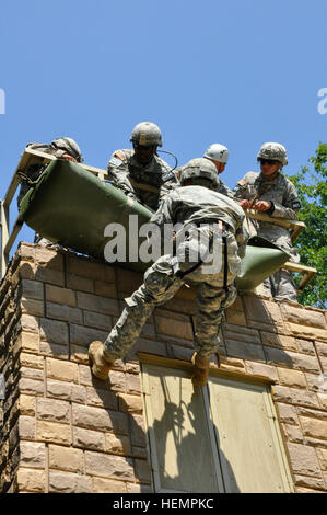 Soldaten von Firma B, 1. Bataillon, 6. Infanterie-Regiment, 2nd Brigade Combat Team, 1. US-Panzerdivision des Befehls Brigade Modernisierung erfahren auf- und absteigende Techniken von Mitgliedern der Vermont National Guard 15. Civil Support-Team und Kriegsführung Bergschule Armee Personal während der Teilnahme an der US-Armee Asymmetric Warfare Group unterirdischen Risiko Reduzierung Übung im September. Wegen der möglichen Anforderungen an auf- und niedersteigen in und aus engen unterirdischen Räumen AWG in Zusammenarbeit mit den beiden Organisationen bei der Vermittlung der Soldaten Stockfoto