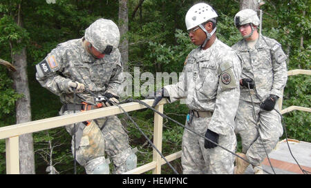 Soldaten von Firma B, 1. Bataillon, 6. Infanterie-Regiment, 2nd Brigade Combat Team, 1. US-Panzerdivision des Befehls Brigade Modernisierung erfahren auf- und absteigende Techniken von Mitgliedern der Vermont National Guard 15. Civil Support-Team und Kriegsführung Bergschule Armee Personal während der Teilnahme an der US-Armee Asymmetric Warfare Group unterirdischen Risiko Reduzierung Übung im September. Wegen der möglichen Anforderungen an auf- und niedersteigen in und aus engen unterirdischen Räumen AWG in Zusammenarbeit mit den beiden Organisationen, insbesondere Soldaten zu lehren Stockfoto