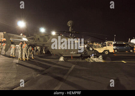 US-Soldaten mit dem 25. Combat Aviation Brigade, 25. Infanterie-Division, bereiten einen OH - 58D Kiowa Warrior-Hubschrauber, 2. Geschwader, 6. Kavallerie-Regiment zugewiesen, bevor Sie in eine Luftwaffe c-17 Globemaster III laden Frachtflugzeug bei einer Kontingenz Reaktion zwingen Validierungsverfahrens im gemeinsamen Basis Pearl Harbor-Hickam, Hawaii, 10. September 2013.  (US Army Höflichkeit Foto/freigegeben) 25. CAB führt Kontingenz Response Force Validierung Übung 130910-A-ZZ999-010 Stockfoto