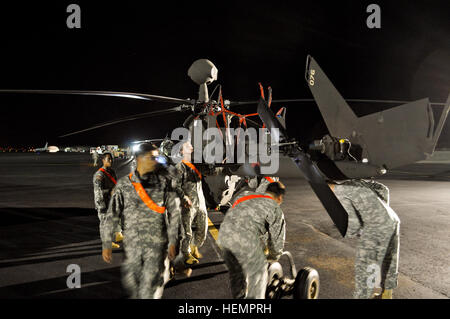 US-Soldaten mit dem 25. Combat Aviation Brigade, 25. Infanterie-Division, bereiten einen OH - 58D Kiowa Warrior-Hubschrauber, 2. Geschwader, 6. Kavallerie-Regiment zugewiesen, bevor Sie in eine Luftwaffe c-17 Globemaster III laden Frachtflugzeug bei einer Kontingenz Reaktion zwingen Validierungsverfahrens im gemeinsamen Basis Pearl Harbor-Hickam, Hawaii, 10. September 2013.  (US Army Höflichkeit Foto/freigegeben) 25. CAB führt Kontingenz Response Force Validierung Übung 130910-A-ZZ999-025 Stockfoto